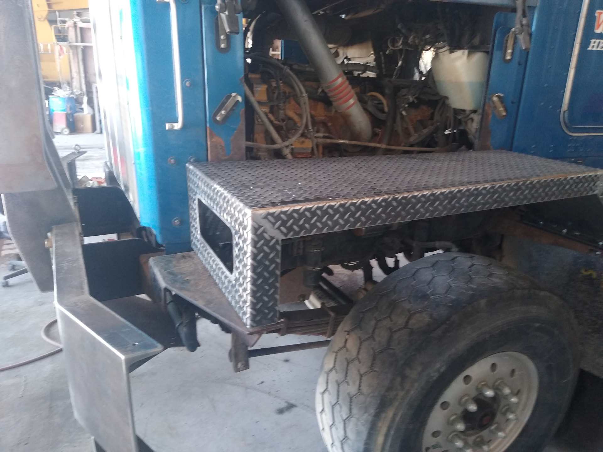 Blue truck with diamond plate side step box